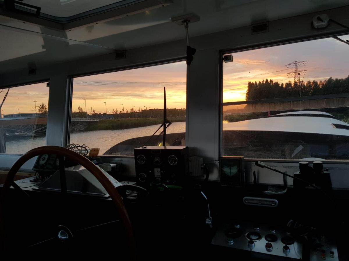 Wheelhouse Euphrate Houseboat Bed and Breakfast Diemerbrug Εξωτερικό φωτογραφία